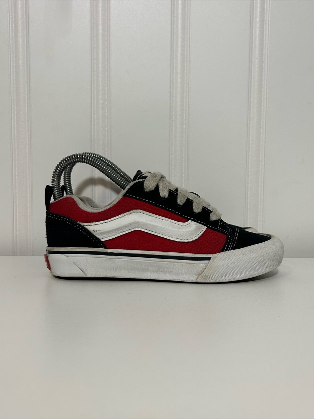 Vans knu skool low -Top Skate Shoe in Red, Black & White